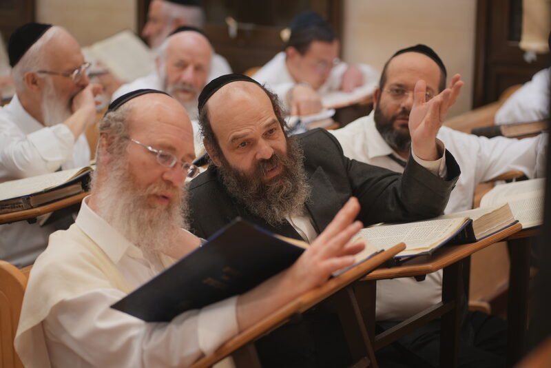 אברכים לומדים בחברותא בבית מדרש טהרות