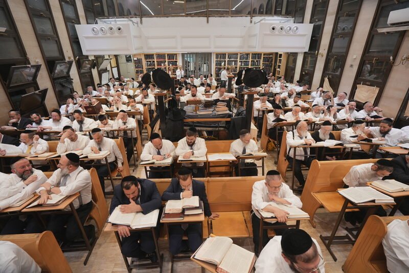 אברכים לומדים בבית המדרש